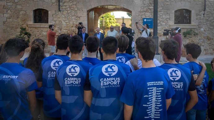 Encuentro del rector de la UIB con los niños, familiares y monitores de las secciones del CampusEsport