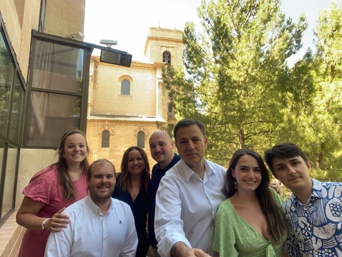 El alcalde de Albacete, Manuel Serrano, con las parejas de Manchegos de la Feria de 2023.