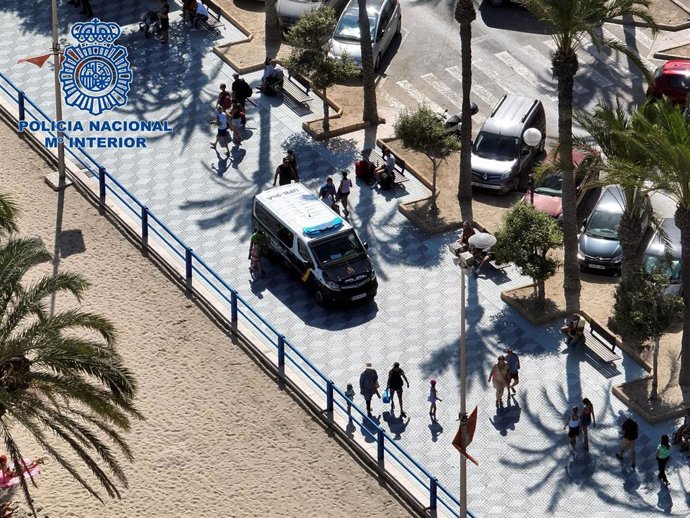 Operativo policial en la playa del Postiguet de Alicante