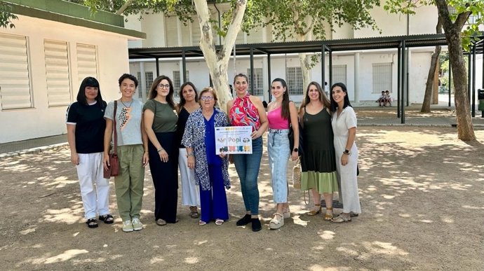 La delegada de Inclusión Social, Juventud, Familias e Igualdad, Dolores Sánchez, y la teniente de alcalde de Servicios Sociales, Eva Contador (centro), en una de las visitas.