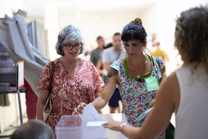 Pilar González y Teresa Rodríguez (Adelante Andalucía) acuden a votar en Cádiz a las elecciones generales del 23J. (Foto de archivo).