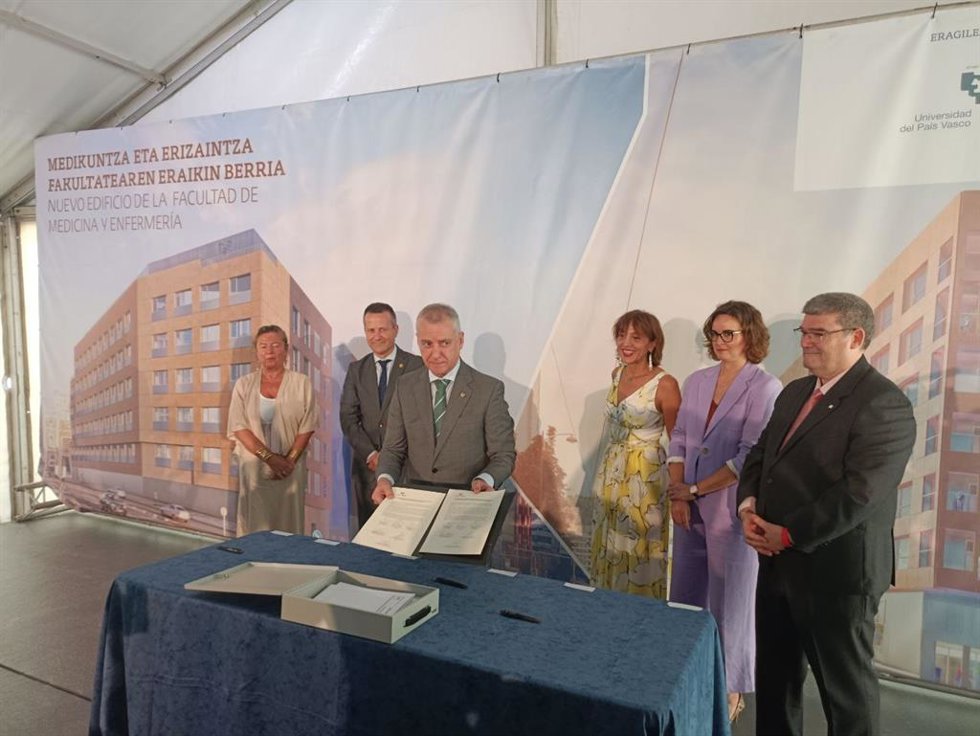 Acto de colocación de la primera piedra de la nueva facultad de Medicina y Enfermería de la UPV/EHU