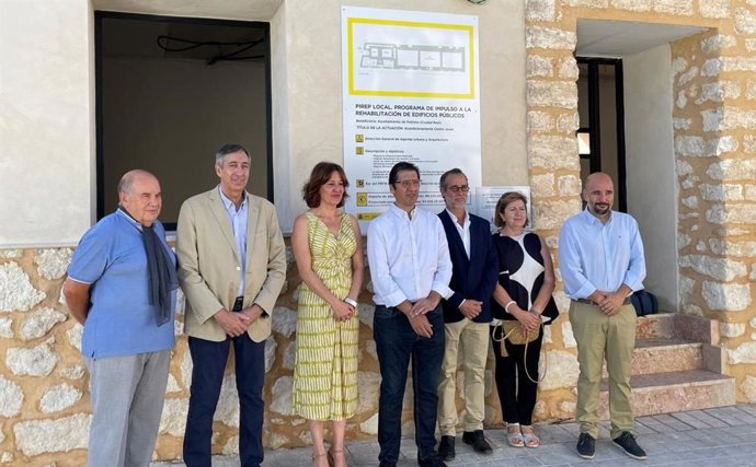 El vicepresidente segundo del Gobierno de C-LM, José Manuel Caballero, y la delegada de la Junta en Ciudad Real, Blanca Fernández, en su visita a la Casa de la Juventud de Poblete.