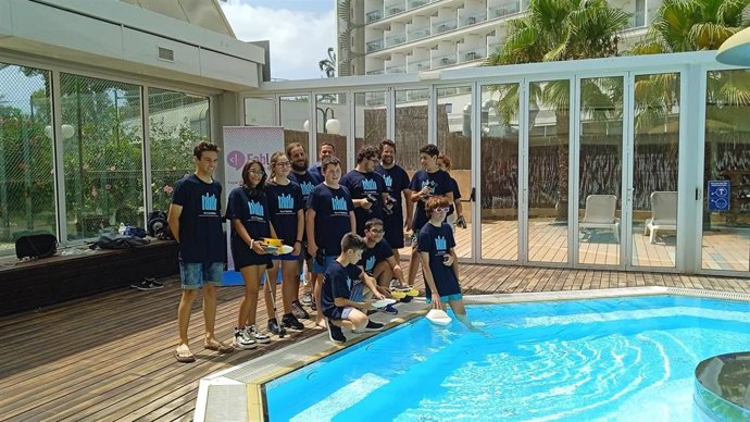 Jóvenes del programa 'Tecnoestiu 2023' probando la flotabilidad de los barcos solares.