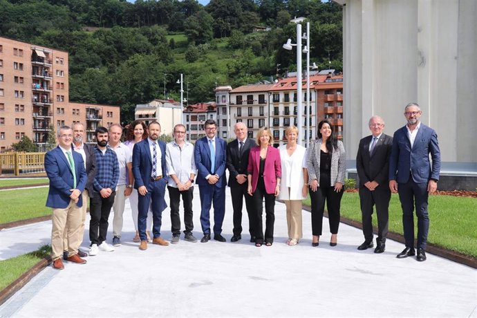 Autoridades en el nuevo espacio en la lonja de Pasaia