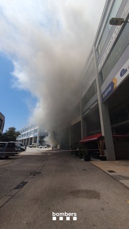 Imatge de l'incendi en una empresa de cosmtica