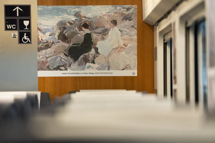 Obras expuestas en un vagón durante la presentación de la exposición fotográfica 'Sorolla. Un centenario en cien imágenes' como homenaje de su centenario, en el interior de un tren AVE, en la Estación Valncia Joaquín Sorolla