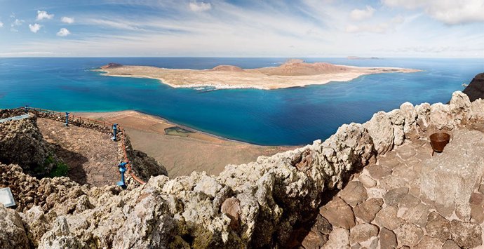 Archivo - Isla de La Graciosa (Canarias) vista desde Lanzarote