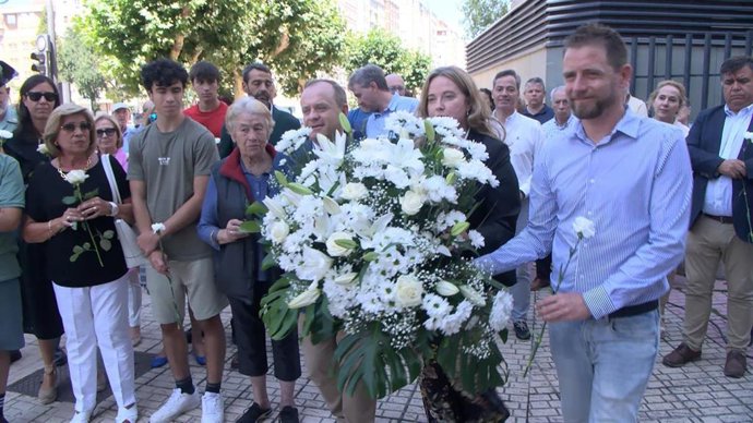 La Alcaldesa, Cristina Ayala, El Vicealcalde, Fernando Martínez-Acitores, Y El Concejal Socialista, Josué Temiño, En La Ofrenda Floral En Recuerdo De Carlos Sáenz De Tejada.