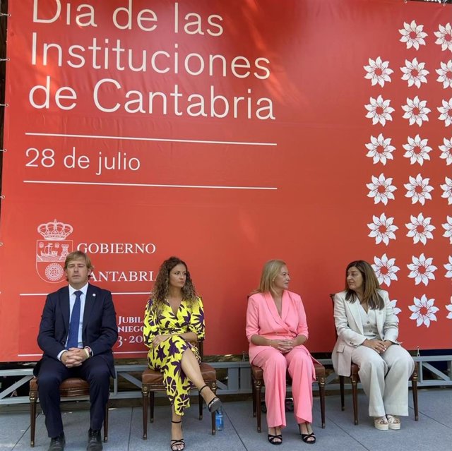 María José Sáenz de Buruaga iza la bandera de Cantabria en el Día de las 