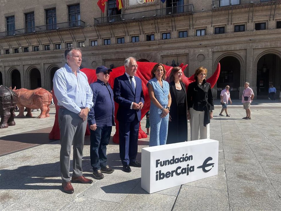 Presentación de la obra 'Liderazgo' en la plaza del Pilar de Zaragoza.