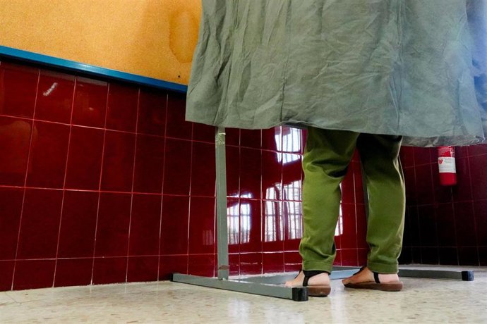 Colegio electoral durante los comicios generales del 23 de julio, en el Colegio Joaquín Turina, a 23 de julio de 2023, en Sevilla (España).