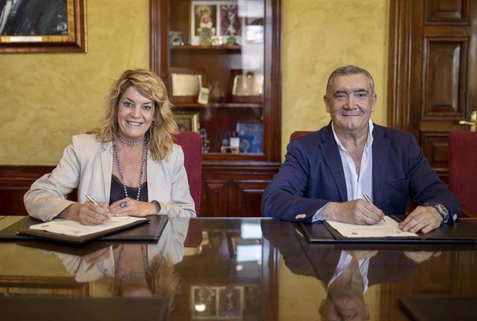 La alcaldesa de Huelva, Pilar Miranda, y el hermano mayor de la Hermandad de La Cinta, Esteban Brito, han firmado este viernes un convenio de colaboración.