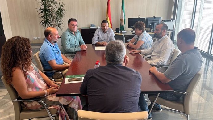 El delegado territorial de Economía, Guillermo Casquet, entrega la autorización para reabrir una mina en Berja (Almería)