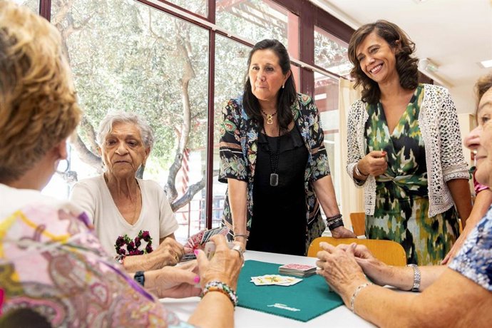 Paloma Espinosa y Marián Orós visitan el Centro de Mayores de la Jota
