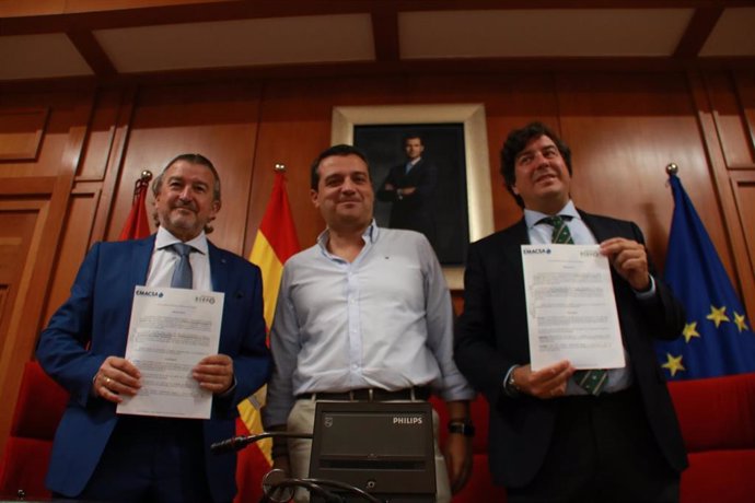 Bellido (centro), entre el presidente de Emacsa (dcha.) y el responsable de la UTE adjudicataria, que muestran el contrato firmado.