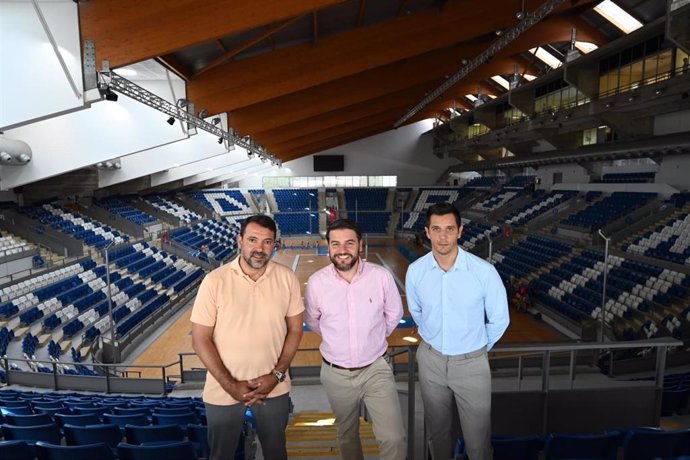 De izquierda a derecha, el director general del Palma Futsal, José Tirado, el teniente de alcalde de Cultura y Deportes del Ayuntamiento de Palma, Javier Bonet, y el director general de Deportes, David Salom.