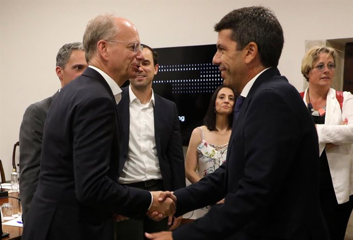 Reunión del nuevo Consell y el saliente con Powerco