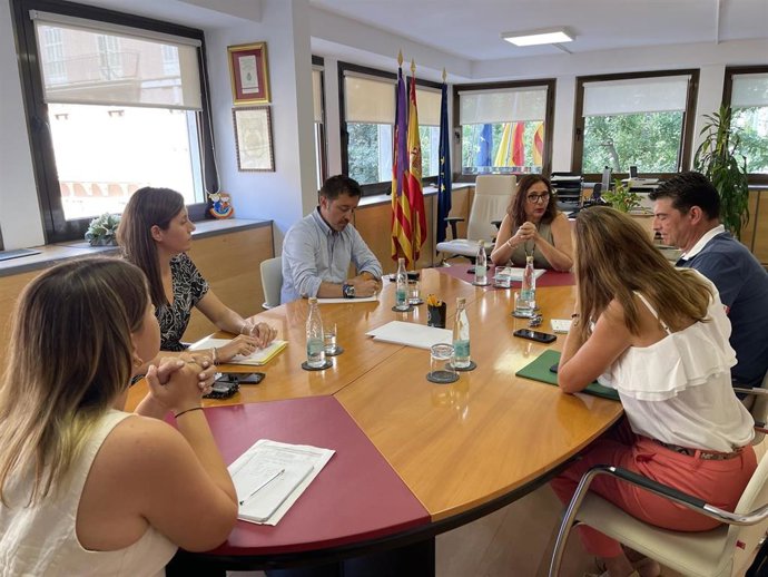 La consellera de Salud, Manuela García, en un encuentro con representantes de un sindicato.