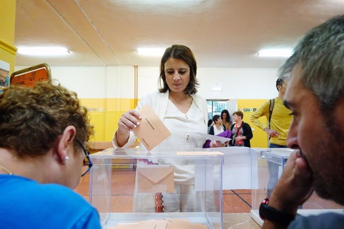 La diputada y exvicesecretaria general del PSOE, Adriana Lastra votando en las elecciones generales del 23 de julio, en Oviedo.