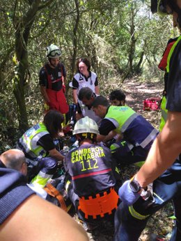 Efectivos del 112 evacúan a un senderista en el Monte Buciero