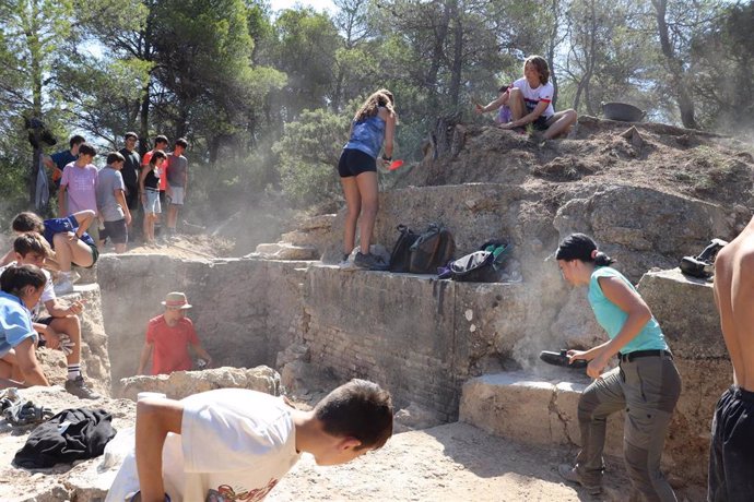 Unos 50 jóvenes participan este mes de julio en dos campos de trabajo vinculados al frente y a la Batalla del Ebro para recuperar e iniciar la rehabilitación de trincheras y vestigios de espacios históricos.