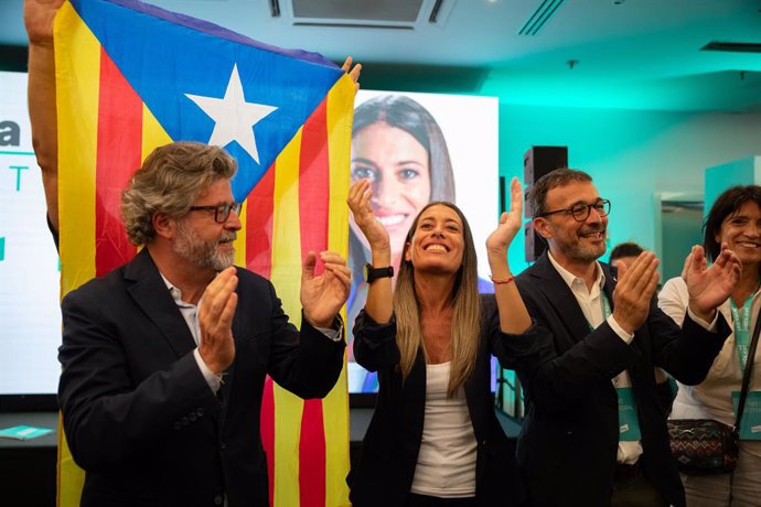 La candidata de Junts per Barcelona al Congrés, Míriam Nogueras (c), i el vicepresident i portaveu de Junts, Josep Rius (d)