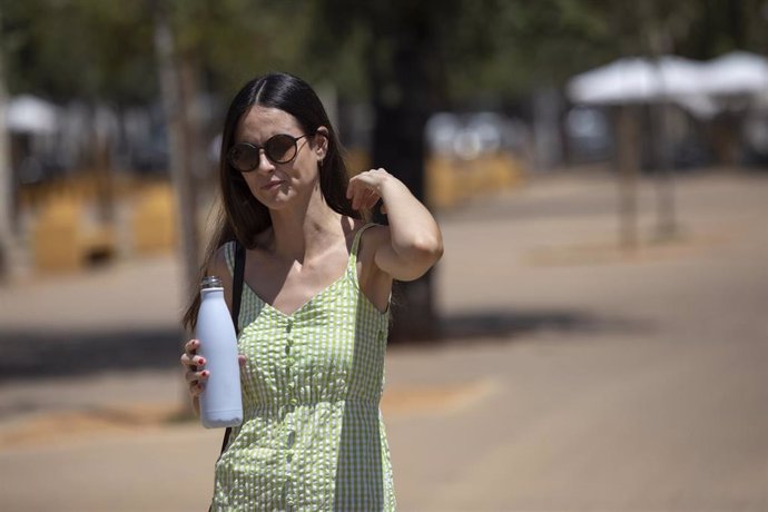 Archivo - Una mujer con gafas de sol y botella de agua. Imagen de archivo.