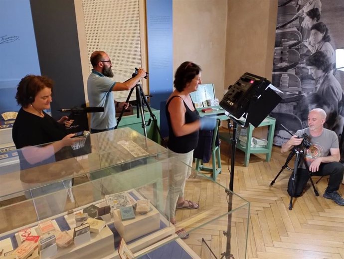 Un momento del rodaje del documental 'De chica en la máquina' en el museo Bibat