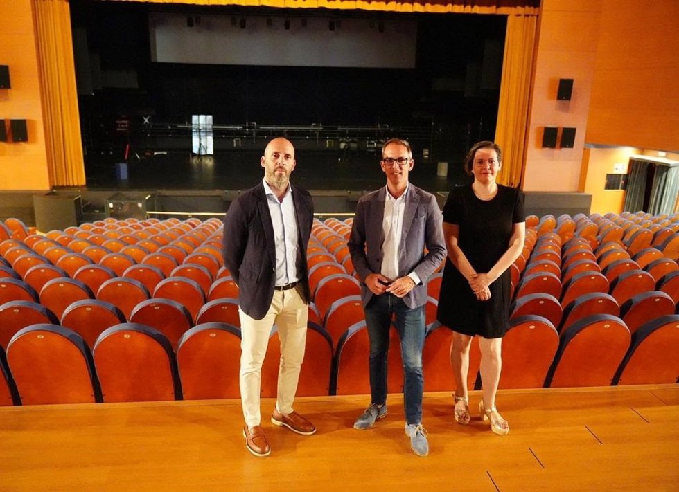 Autoridades en el Teatro El Silo.