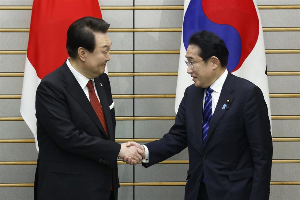 Archivo - El presidente de Japón, Yoon Suk Yeol, junto al primer ministro de Japón, Fumio Kishida