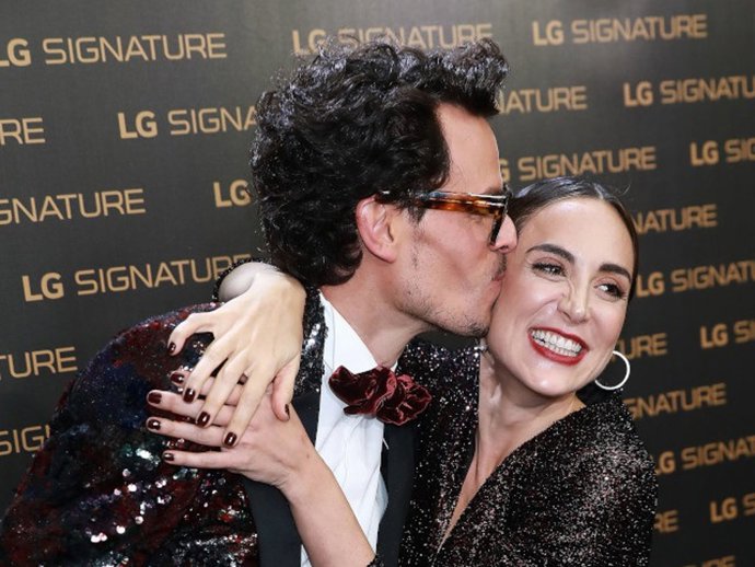 Juan Avellaneda y Tamara FAlcó durante la presentación de la primera exposición fotográfica firmada y protagonizada por Tamara Falcó.