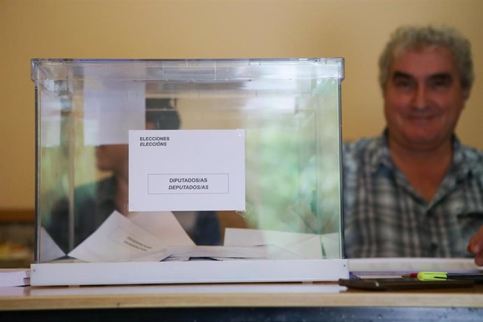 Mesa electoral durante las elecciones generales, en la vivienda de D. Antonio Pérez Galán, a 23 de julio de 2023, en Vilanova, Cervantes, Lugo, Galicia.