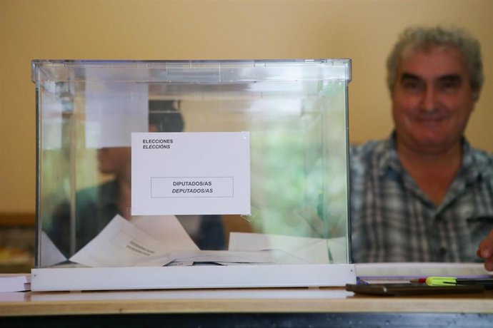 Mesa electoral durante as eleccións xerais, na vivenda de D. Antonio Pérez Galán, a 23 de xullo de 2023, en Vilanova, Cervantes, Lugo, Galicia.