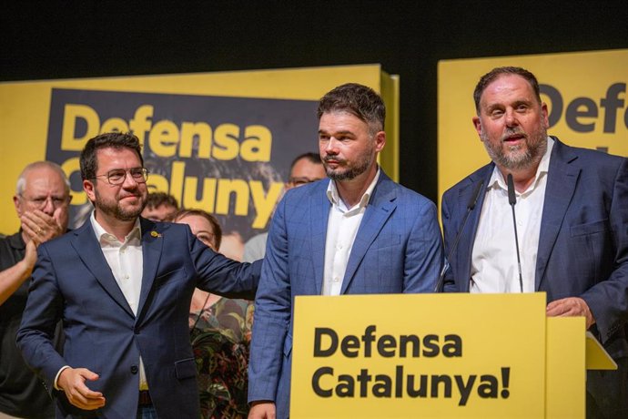 El candidat número 1 d'ERC per Barcelona al Congrés dels Diputats,  Gabriel Rufián, compareix després de conixer els resultats de la jornada electoral dels comicis generals, en l'estació del Nord on s'ha reunit Esquerra Republicana de Catalunya