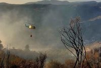 Casi un centenar de efectivos continuarán las labores de extinción en Pinos Genil (Granada) durante la noche