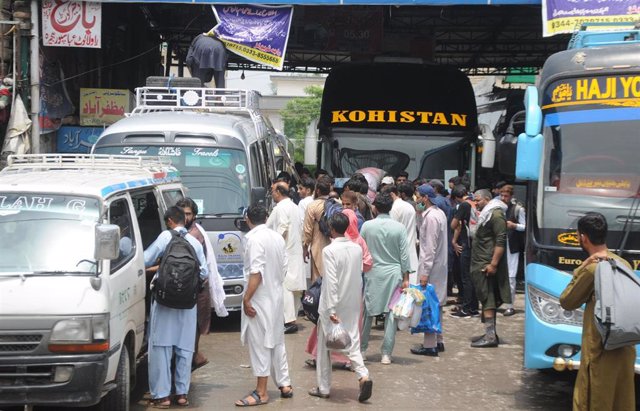 Archivo - Estación de autobuses en Pakistán