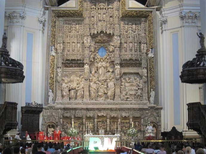 El arzobispo de Zaragoza, monseñor Carlos Escribano, preside una celebración con jóvenes, con motivo de la JMJ, en el alta mayor de la Basílica del Pilar.