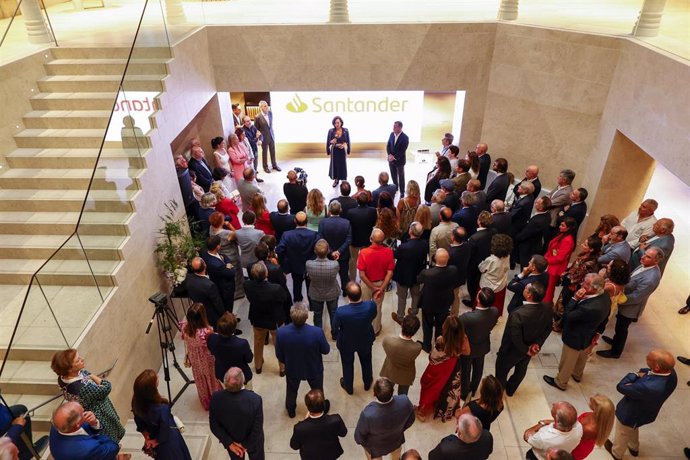 Presentación de la nueva sede del Banco Santander en el edificio de Hernán Cortés a la sociedad de Cantabria