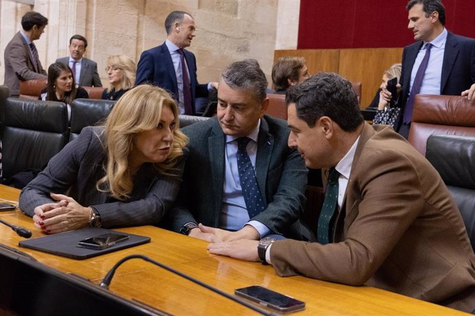 Archivo - El presidente de la Junta, Juanma Moreno (d); el consejero de la Presidencia, Interior, Diálogo Social y Simplificación Administrativa, Antonio Sanz (2d), y la consejera de Economía, Hacienda y Fondos Europeos, Carolina España, en una foto de 