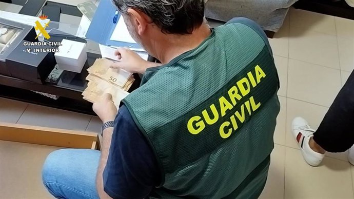 La Guardia Civil Ha Detenido En Tenerife A Tres Personas E Investiga A Una Cuarta Por Estafar A 170 Víctimas Mediante El Envío De SMS Fraudulentos. La Cantidad Estafada Superaba Los 200.000 Euros