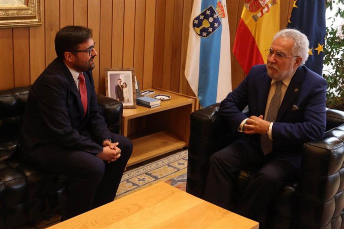 Archivo - El conselleiro maior en funciones del Consello de Contas, Simón Rego, y el presidente del Parlamento gallego, Miguel Santalices.