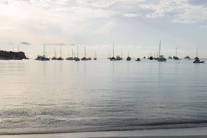 Archivo - Varios barcos fondeados en una playa de Ibiza. 
