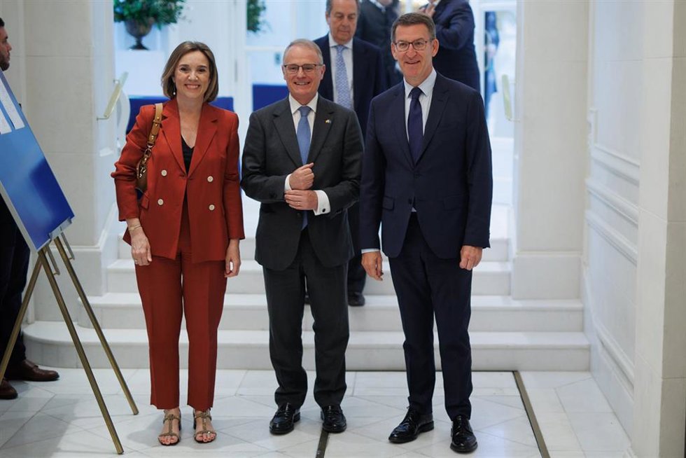 Archivo - (I-D) La portavoz del PP en el Congreso y secretaria general del partido, Cuca Gamarra; el candidato del PP a la Presidencia del Principado de Asturias, Diego Canga y el presidente del Partido Popular, Alberto Núñez Feijóo, a su llegada a la p
