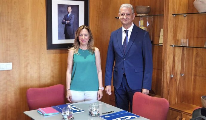 La presidenta del Cabildo de Tenerife, Rosa Dávila, y el alcalde de La Orotava, Francisco Linares, durante un encuentro celebrado en la sede de la Corporación insular