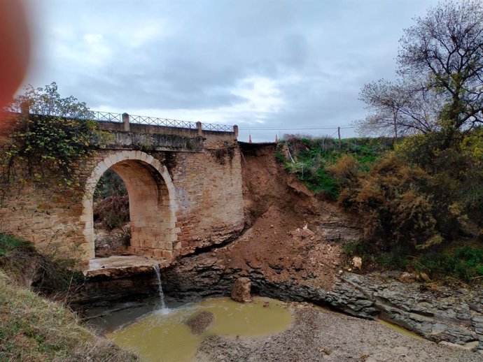 Archivo - Estado del puente sobre el río Torres tras las lluvias de diciembre de 2022