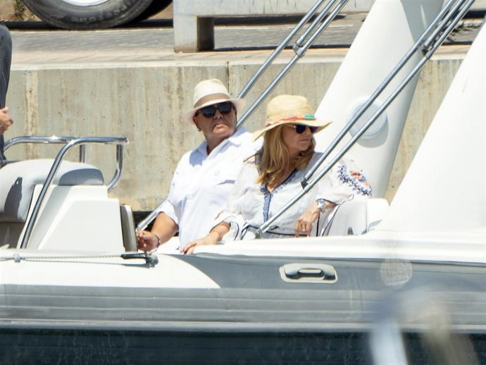 María del Monte e Inmaculada Casal disfrutan de sus vacaciones pasando un día en un barco a 28 de Julio de 2023 en Ibiza (España)