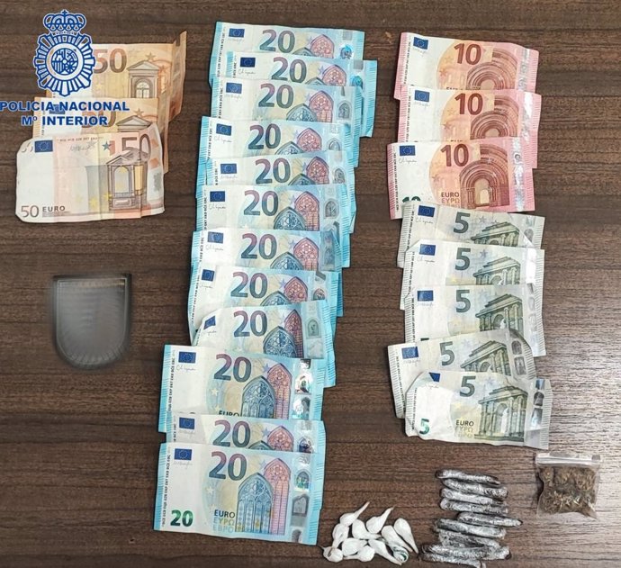Drogas y dinero intervenido en una de las detenciones en Palma.