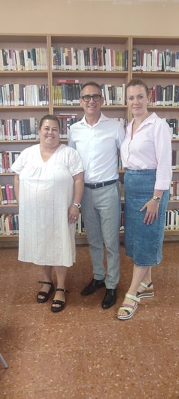 El alcalde de Los Llanos de Aridane, Javier Llamas; la concejala de Cultura, Marlene González; y la bibliotecaria Eugenia Cabrera Reyes.
