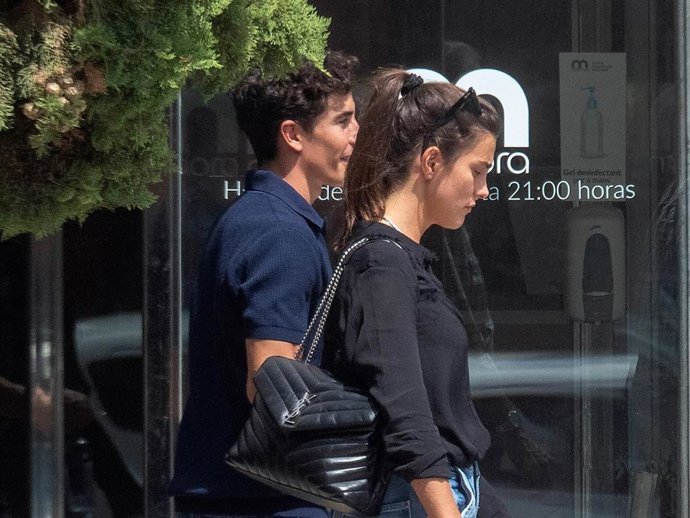 Gemma Pinto, acompañada por su novio, Marc Márquez, y su padre, en el tanatorio de su hermano Marc, fallecido a los 32 años, a 19 de julio de 2023, en Barcelona (Cataluña, España)